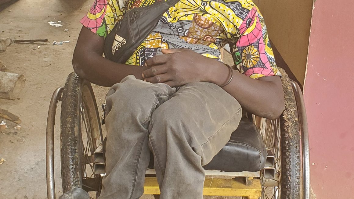 Beni : la résilience d&rsquo;un jeune handicapé qui défie les obstacles pour avancer