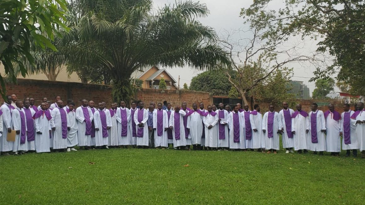 Butembo-Beni : les chorales « Saint Joseph » et « Adoramus Te » célèbrent leur jumelage dans la prière et la solidarité envers les démunis