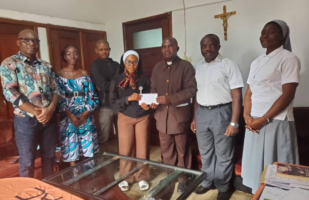 UAC-Beni : la promotion L3 Management apporte 150 poches de ciment pour soutenir les chantiers du campus Pacis