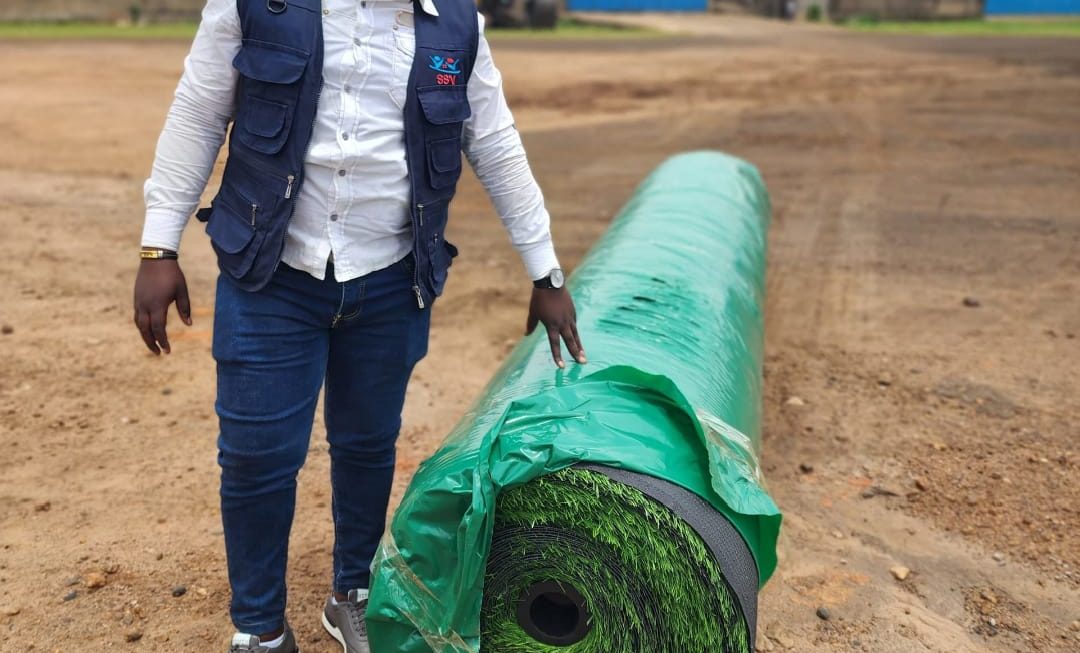 Beni : le stade du 15 Octobre s’apprête à changer de visage avec l’arrivée d’une pelouse synthétique