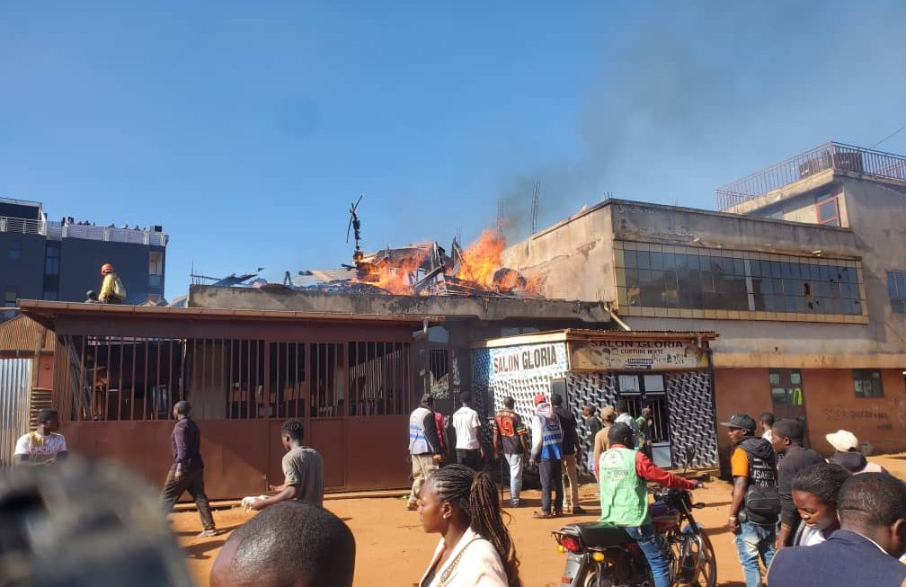 Butembo : une maison ravagée par un incendie, la population dénonce l&rsquo;absence de secours