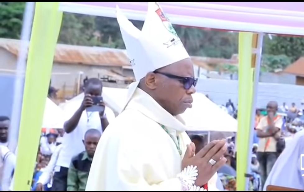 Photo de Mgr Emmanuel Ngona lors de la prise de possession canonique