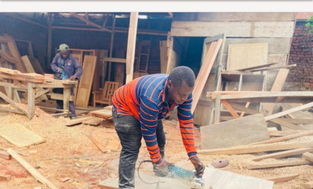 À Beni, Jean-Louis Kolongo construit son avenir grâce à la menuiserie